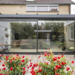 gerenoveerde serre met moderne aluminium constructie en grote schuifpui.