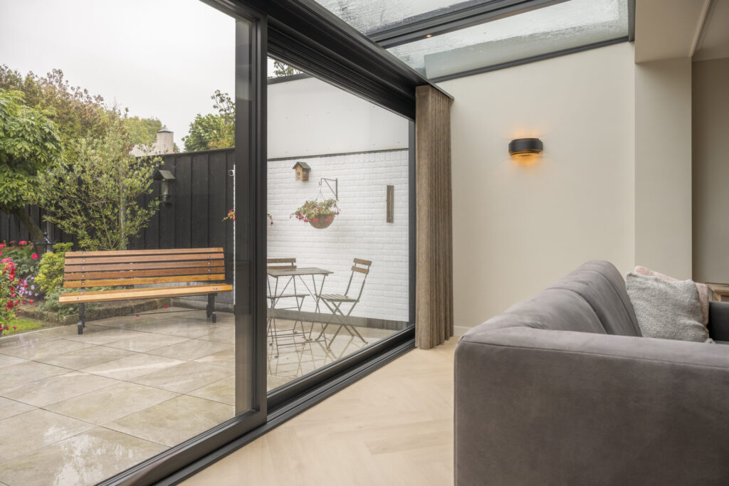 Ruime aluminium schuifpui over de volledige breedte van de achtergevel.