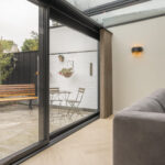 gerenoveerde serre met moderne aluminium constructie en grote schuifpui.